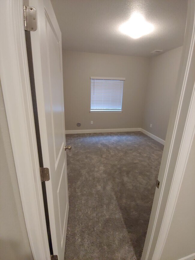 Building Photo - Gorgeous 4 Bed 3.5 Bath in Fantastic Location