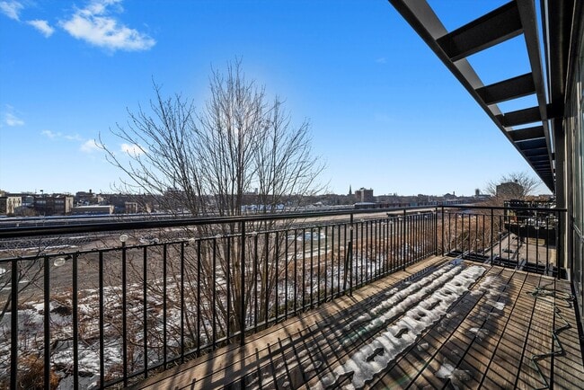 Building Photo - 1001 W 15th St