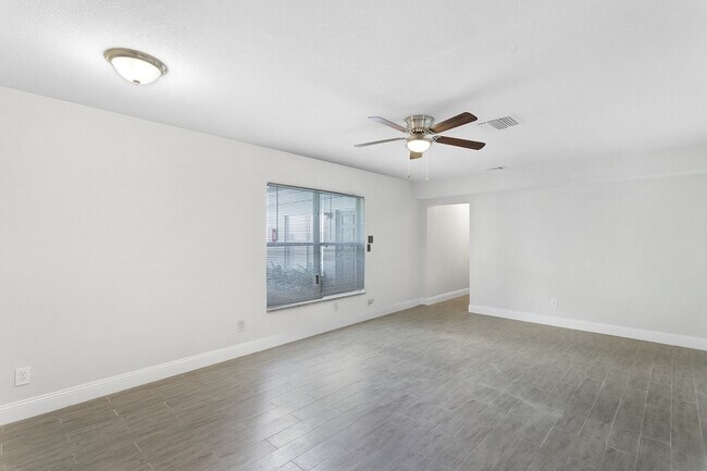 Building Photo - Renovated OVERSIZED 2 Bed/2 Bath at 140 Da...