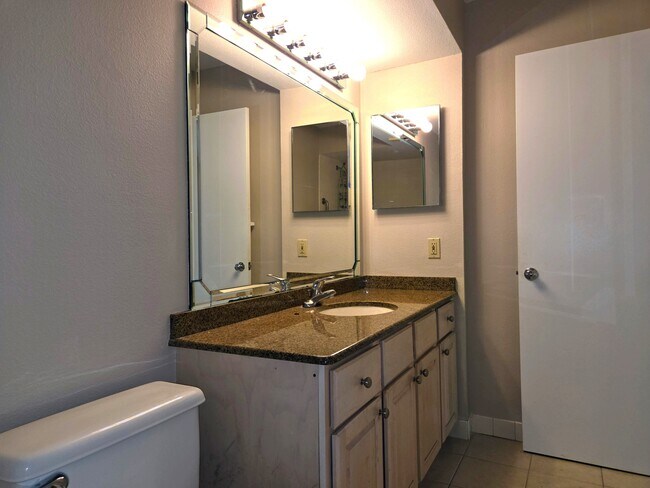 Building Photo - 5801 Bahia Del Mar Cir