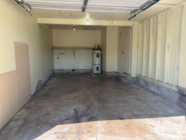 Building Photo - 2 bedroom 1 bath duplex with a garage!