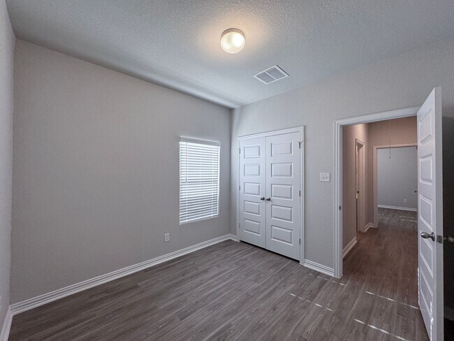 Building Photo - 9306