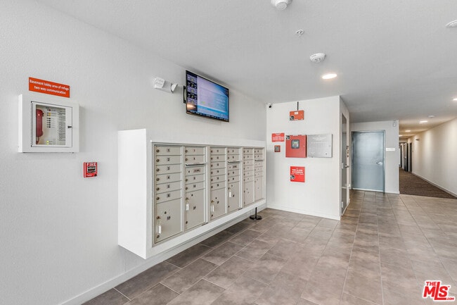 Building Photo - 10824 Blix St