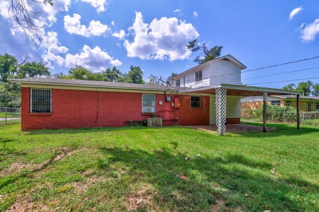 Building Photo - Newly Renovated  4 bedroom 1 bath