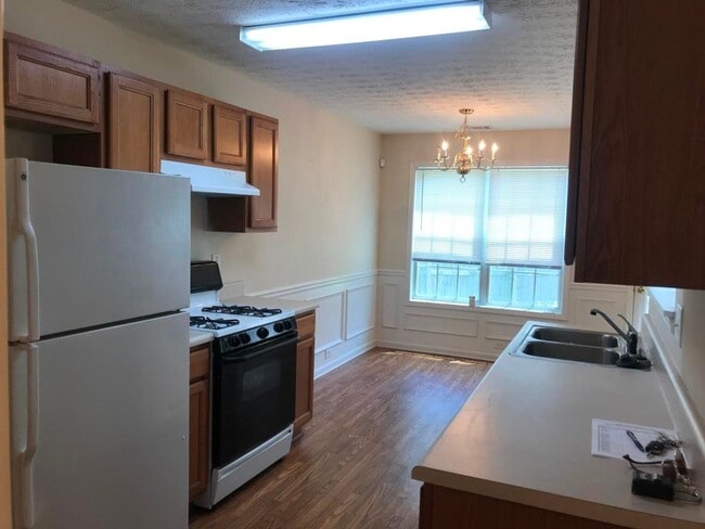 Building Photo - Spacious and Beautiful 3 Bedroom Home