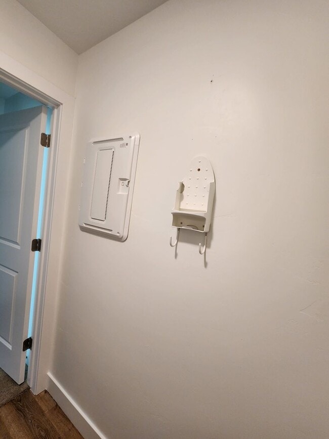 Building Photo - Beautiful Modern Townhome with Spacious La...