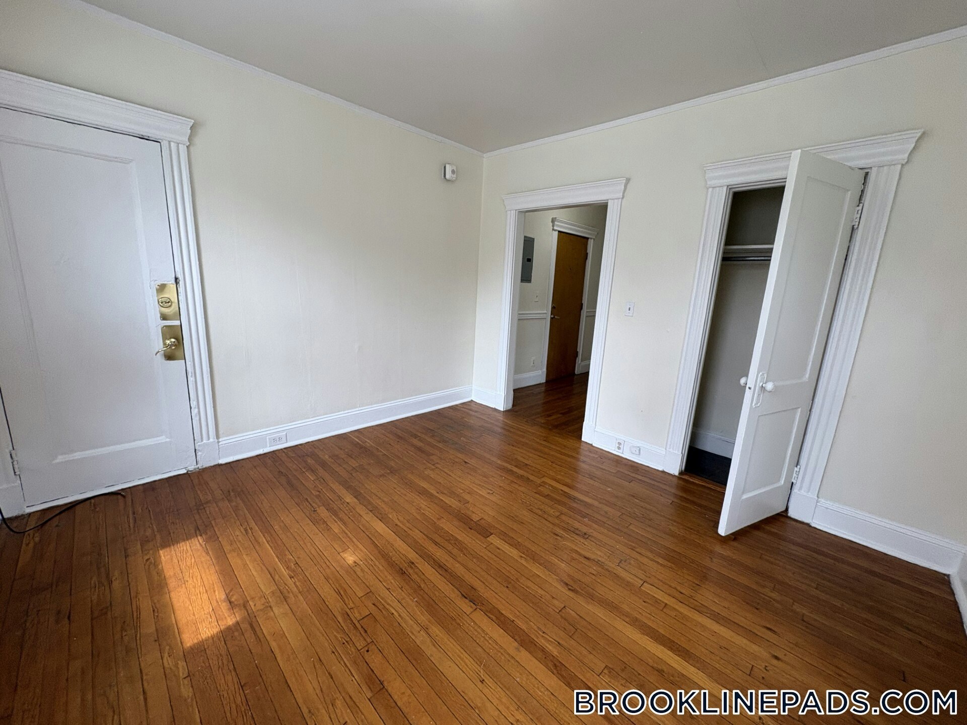 Building Photo - 352 Riverway