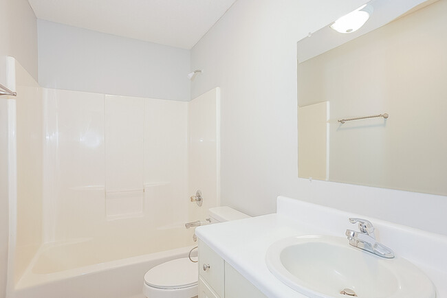 Building Photo - Modern 3 Bedroom Oasis