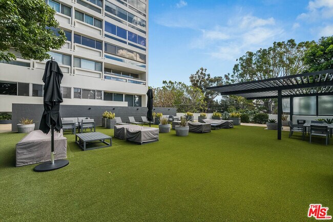 Building Photo - 2222 Ave of the Stars