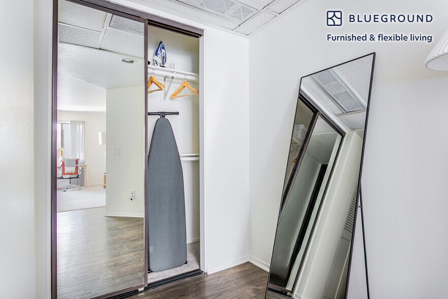 Building Photo - 10985 Bluffside Dr