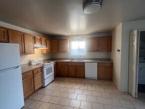 Building Photo - Roseville 8 Unit