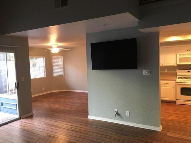 Building Photo - 2 Bed, 2 1/2 Bath Townhome with Bonus Room
