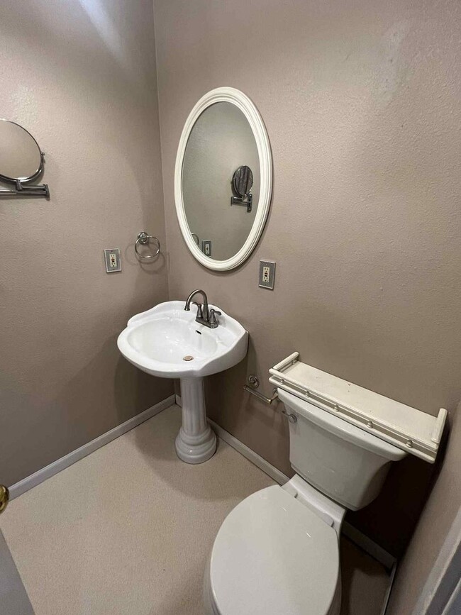 Building Photo - Spacious Loft Living in the Heart of Galen...