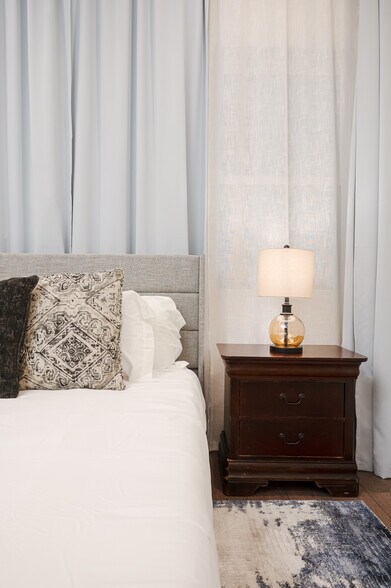 Building Photo - 917 Thompson St