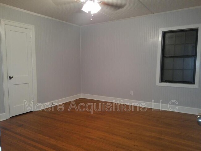 Building Photo - 221 Leonard Dr