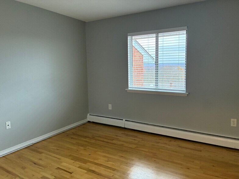 Building Photo - 271 Main St