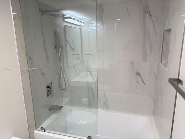 Building Photo - 540 Brickell Key Dr