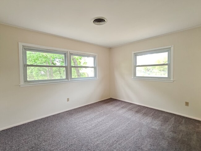 Building Photo - 65 Sandstone Ln