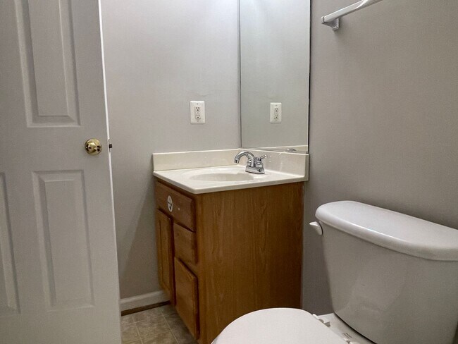 Building Photo - UPDATED TOWNHOUSE IN FREDERICKSBURG - CLOS...