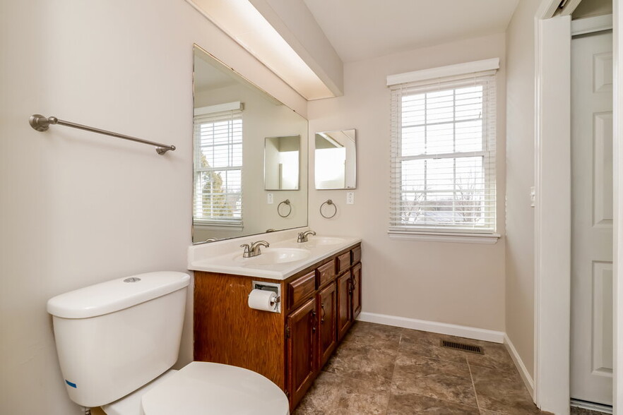 Building Photo - 17 Hollow Tree Ct
