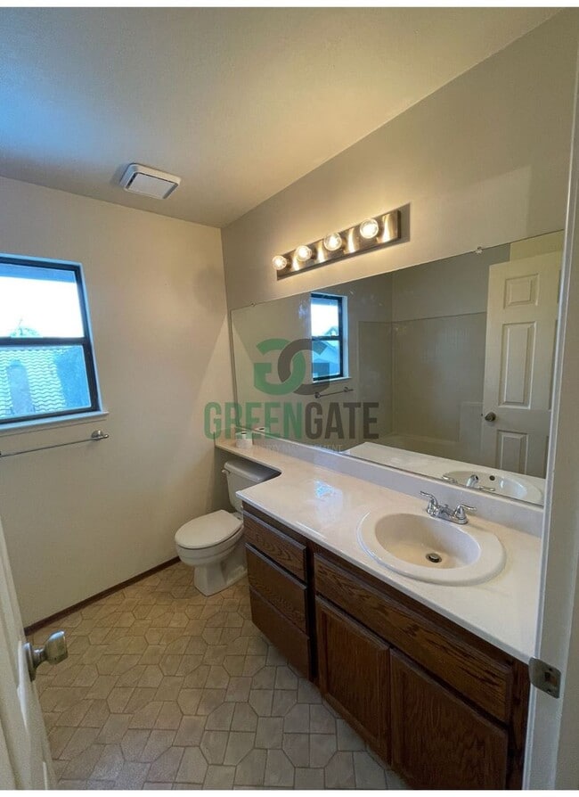 Building Photo - Beautiful 3 bedroom 2.5 Bath home READY NOW in MODESTO!! With POOL!!