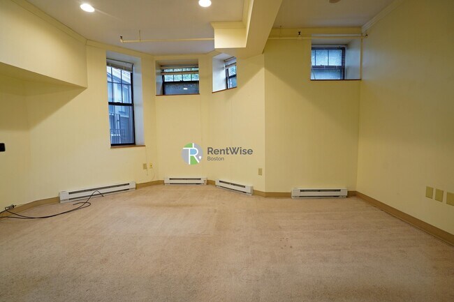 Building Photo - 107 Queensberry St