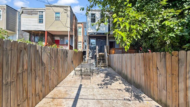 Building Photo - 2428 Brentwood Ave