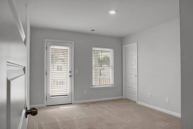 Building Photo - 5 Bedroom, 3.5 Bath, Beautiful Summerville Home, Master on Main