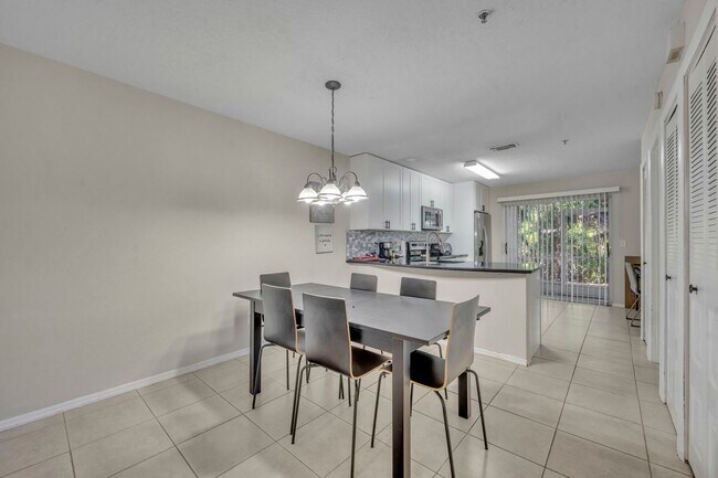 Building Photo - UCF Condo Utilities included