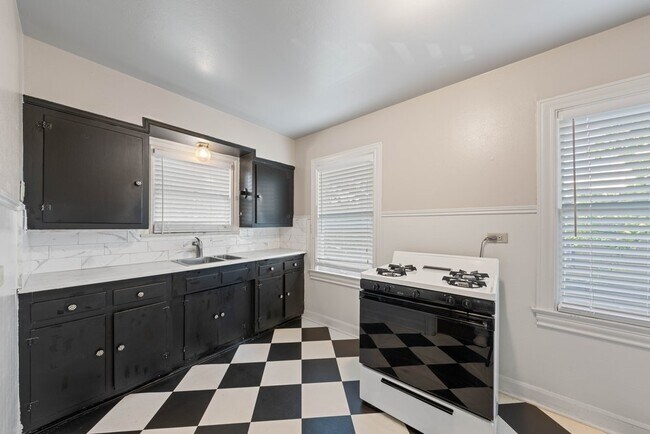 Building Photo - Charming 1-Bed Bungalow with Carport in Central San Antonio – Cozy, Bright, and Move-In Ready!