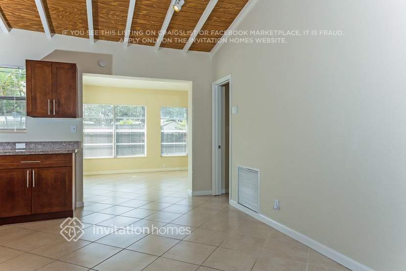 Building Photo - 883 W Country Club Cir