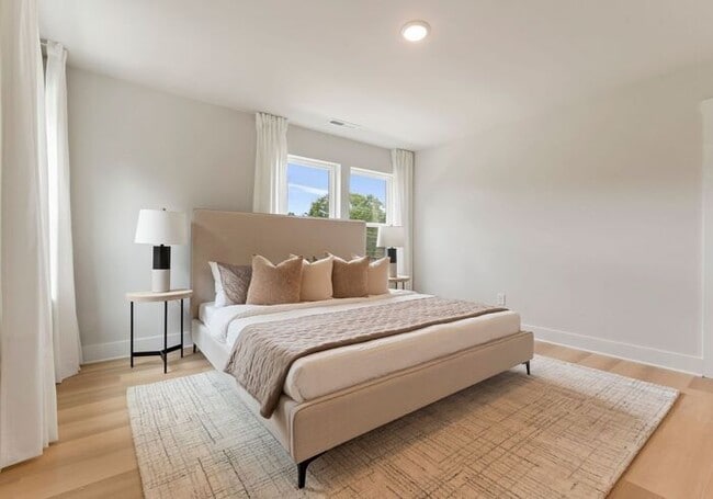 Building Photo - FREE RENT! Stunning 4 Bed | 3.5 Bath Luxur...