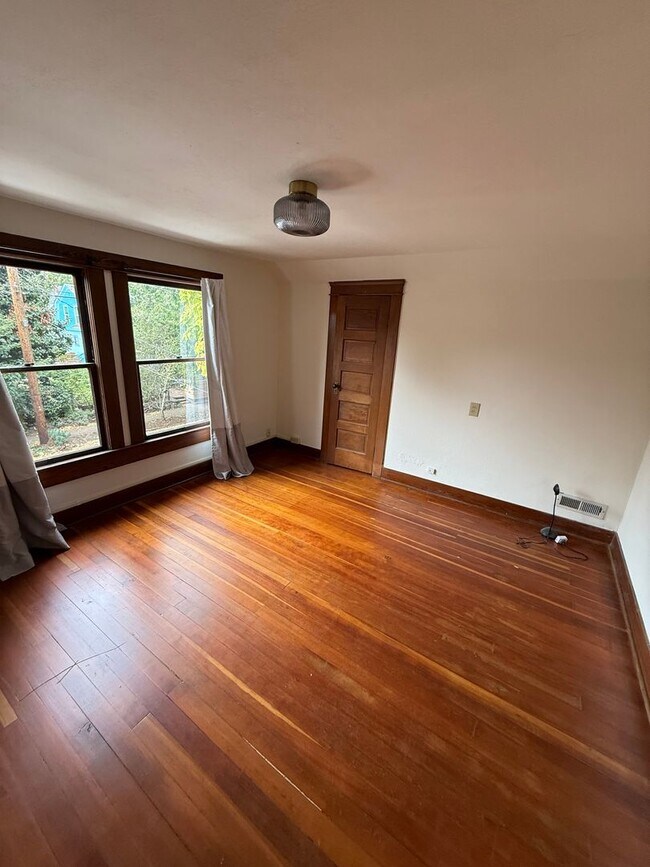 Building Photo - Charming Sellwood Gem in the Heart of SE P...