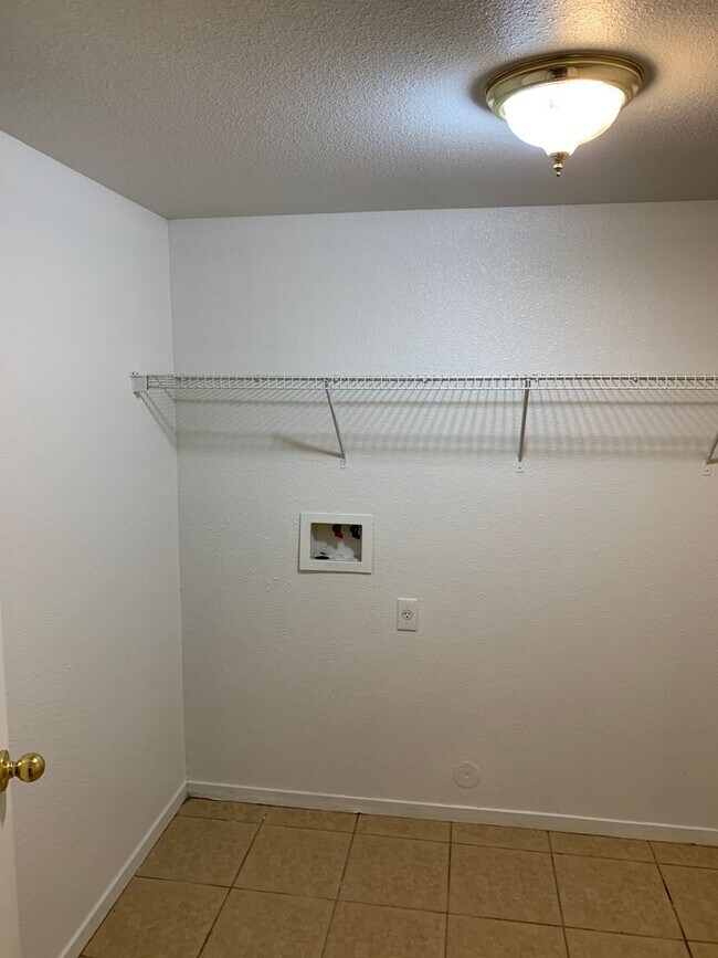 Building Photo - 2 WEEKS FREE RENT November Special - Beaut...