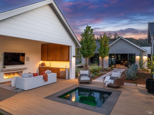 Building Photo - 987 Mark West Springs Rd