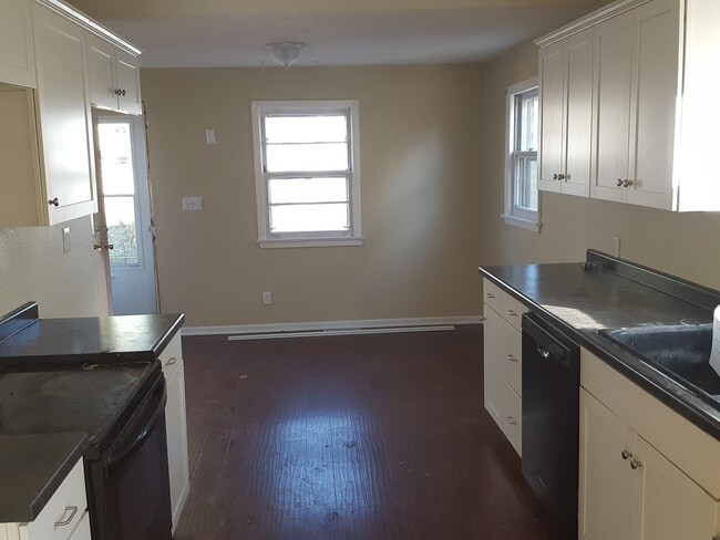Building Photo - 4 bedroom 1 bath home