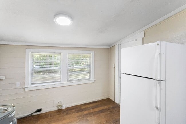 Building Photo - Spacious 3bdrm/1bath Home with large yard ...