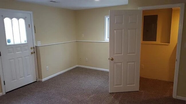 Building Photo - 4 bed/ 2.5 baths Single Family Home