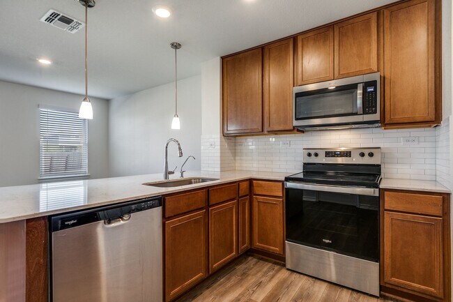 Building Photo - Welcome home to this 3-bedroom 2.5-bath in the desirable Marbella community