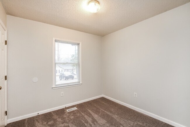Building Photo - Embrace Convenience on Easy Street