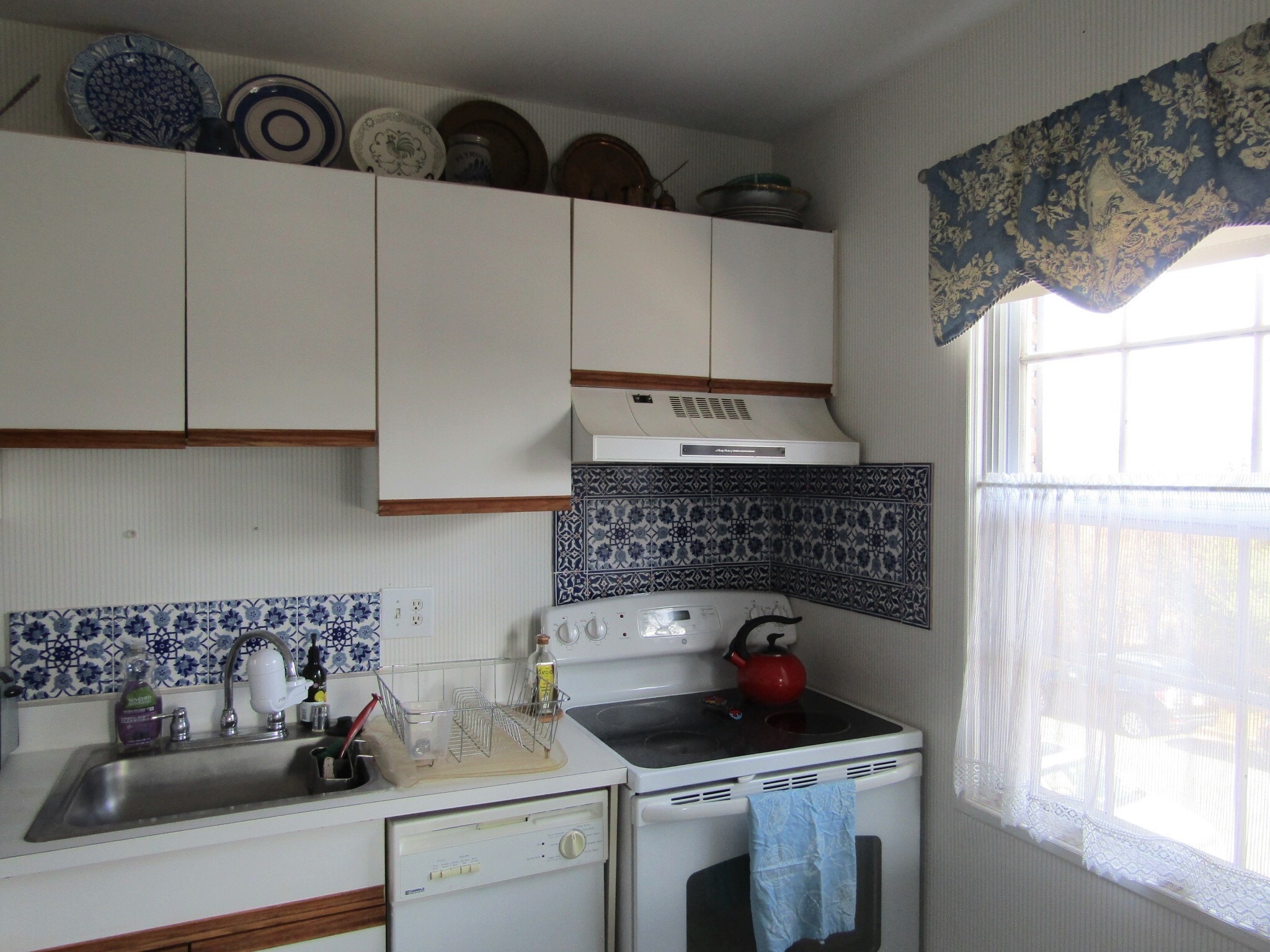 Kitchen - 1800 West Abingdon Drive