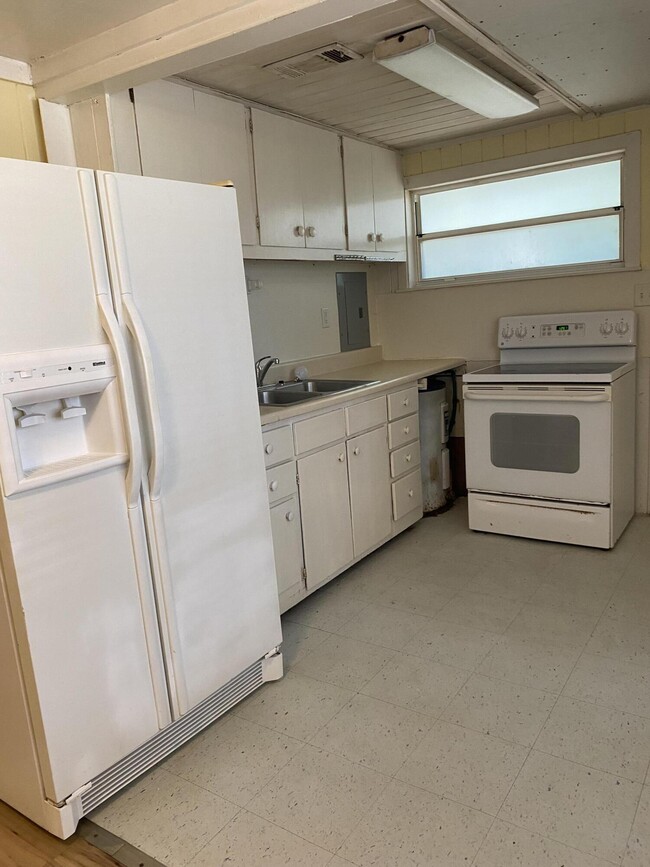 Building Photo - 450 E Field Ave