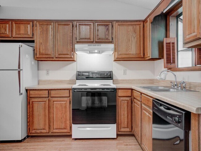 Building Photo - 114 Pine Crest Dr