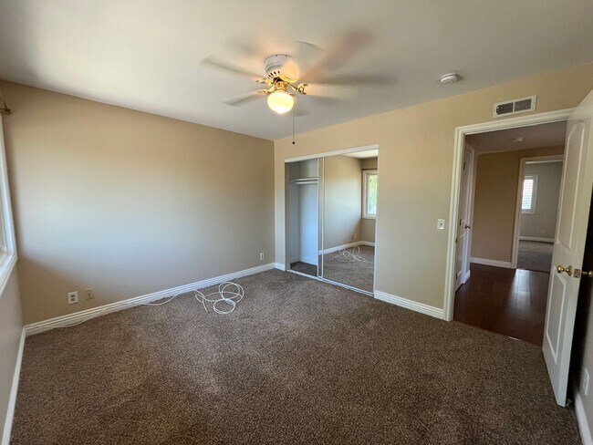 Building Photo - Northridge pool home w/5+3, including down...