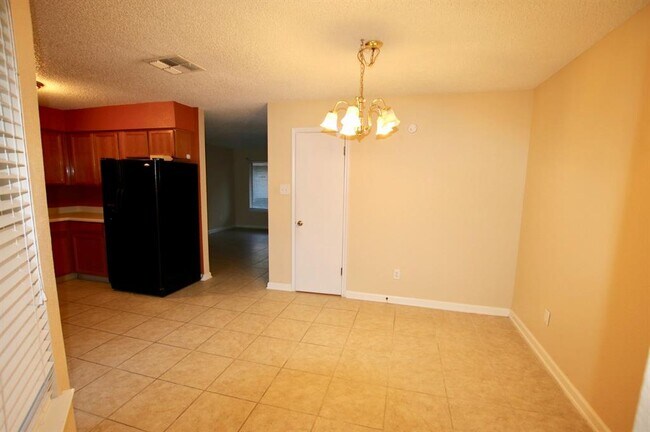 Building Photo - 3808 Landmark Dr