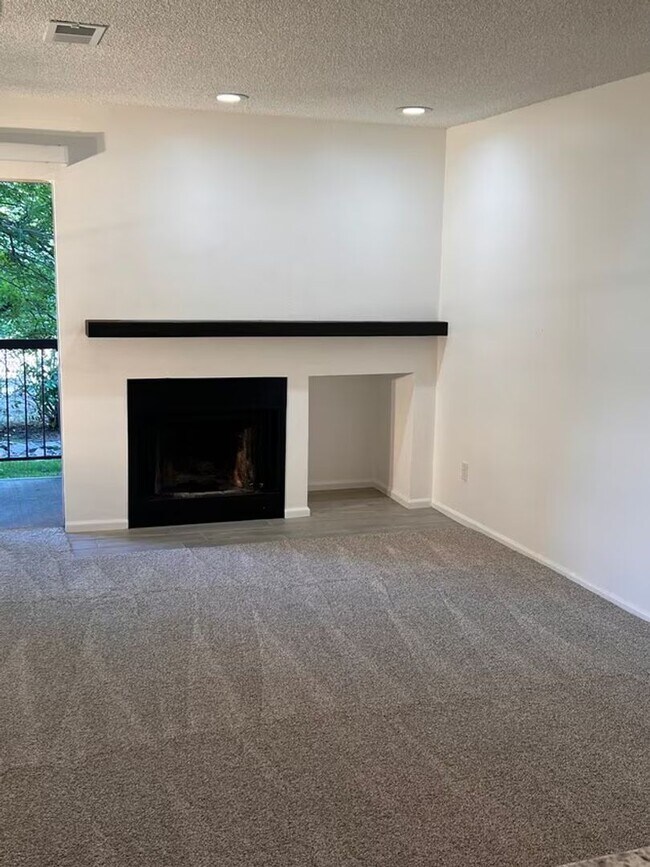 Building Photo - Available Now! Remodeled 1-Bedroom Garden Apartment.