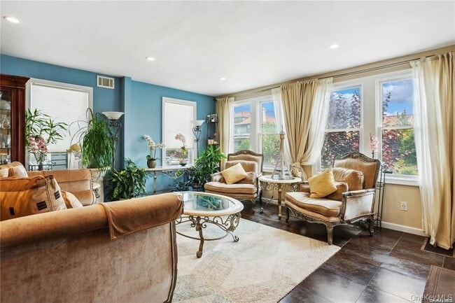 Building Photo - 225 E Walnut St