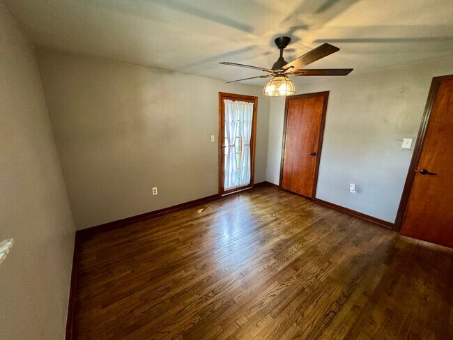 Building Photo - Charming 2-Bed 1-Bath Home in Avalon!