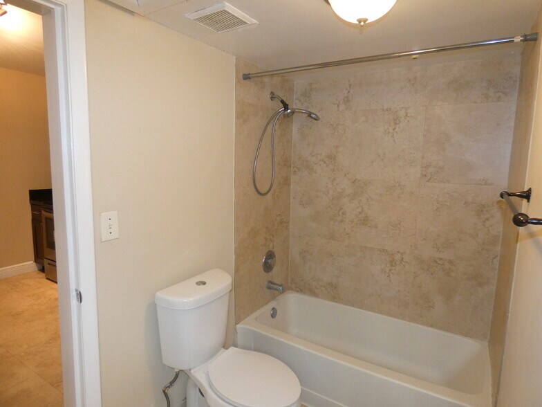 Building Photo - 2803 N Oakland Forest Dr