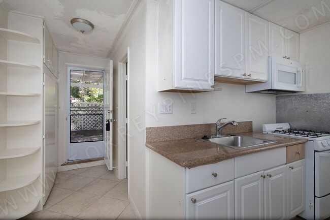 Building Photo - Studio in the Heart of La Jolla with a Pri...